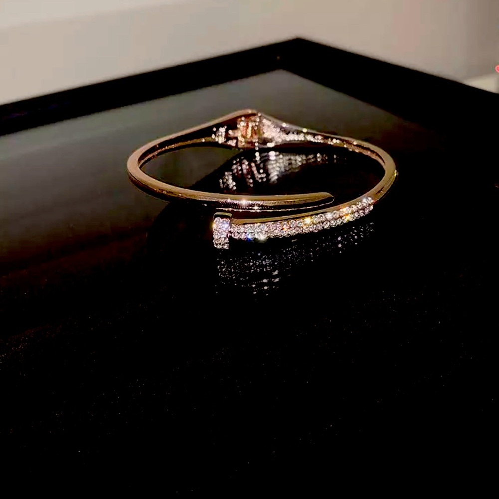 Screw bangle